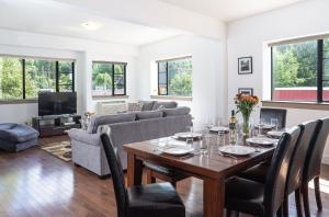 a living room with a table with chairs and a couch at Selkirk Snug by Revelstoke Vacations in Revelstoke