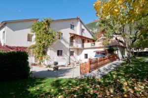 a large white house with a fence in a yard at Appartamenti De Sanctis in Villetta Barrea