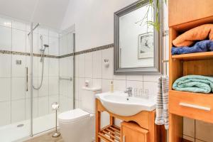 a bathroom with a sink and a toilet and a shower at 2 Bed in Laxton oc-p44858 in Laxton +19 photos