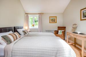 a bedroom with a large bed and a desk at 2 Bed in Laxton oc-p44858 in Laxton