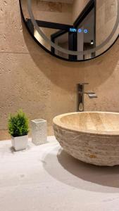 a bathroom with a large sink and a mirror at Olea Village in Potos