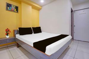 a bedroom with a bed in a room at Hotel O Unity Guest House in Dabhoi