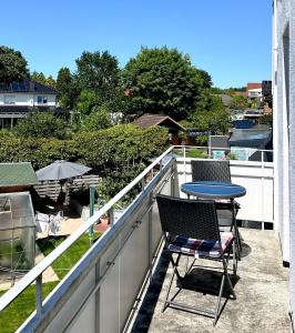 a balcony with a table and chairs on a roof at Sommer Gästehaus in Bremerhaven