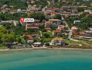 Luftaufnahme eines Resorts mit einem Schild mit der Aufschrift „Funky Pad“. in der Unterkunft Jolly Pad Deluxe Studio - 5 min walk to Tsilivi Beach in Planos