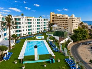 an overhead view of a swimming pool in a resort at Apartamentos Tamaragua in Playa del Ingles