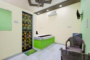 a waiting room with a green counter and a chair at HOTEL O GUMTHI in Māharjhari