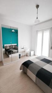 una camera da letto con un letto, una scrivania e uno specchio di Una Stanza In Centro a Gaeta