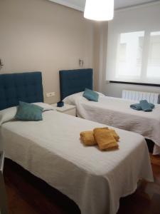 a room with two beds with towels on them at Apartamento Ogoño in Mundaka +43 photos