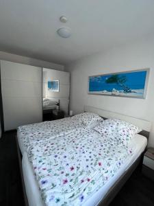 a bedroom with a bed with a floral bedspread at Sommer Gästehaus in Bremerhaven
