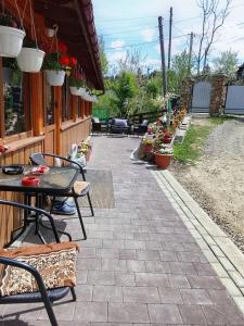 a patio with a table and chairs and a building at Садиба "У Валентини" in Yablunytsya