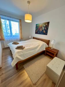 a bedroom with a large bed and a window at Appartments Prinz - Gerlitze in Tobitsch