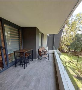 a balcony with a table and chairs and a window at Excelente, Exclusivo Depto en Pucón in Pucón