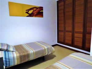1 dormitorio con 1 cama y puerta con una foto en la pared en Vila do Maio, en Puerto Calero 19 fotos más