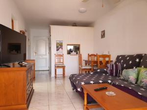a living room with a couch and a table at Casa Kiara in Costa Calma