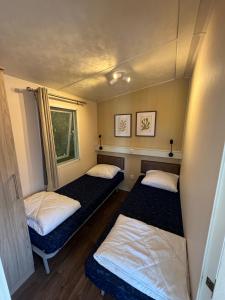 a small room with two beds in it at Beach Chalet Sunny Dunes in Petten