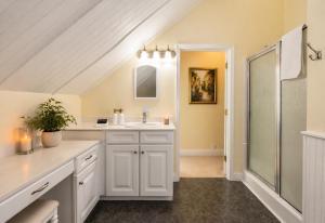 a bathroom with a sink and a shower at The Edenton Collection – Granville Queen Inn in Edenton +49 photos