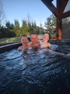 a man and two children in a swimming pool at Na venkově in Hazlov
