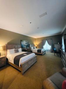 a large bedroom with two beds and a couch at Magnolia Creek Lodge in Cottonwood