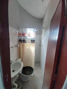 a small bathroom with a sink and a toilet at Quarto superior Privativo in Itupeva