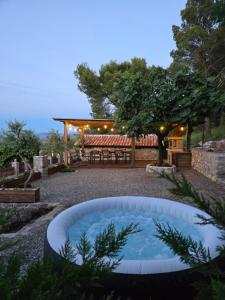 a hot tub in the middle of a yard at Villa Madera in Shirokë