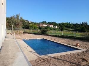 a swimming pool in the middle of a yard at Candeeira in Campia