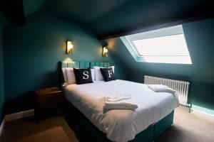 a bedroom with a large bed with a window at Rose Cottage - Sands Farm in Wilton