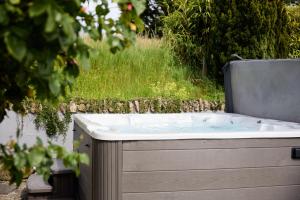 a jacuzzi tub in a garden at Rose Cottage - Sands Farm in Wilton