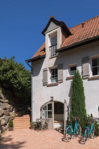 two bikes parked in front of a house at Villa Raphia - Maison d'hôtes in Hardelot-Plage