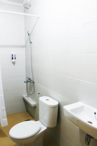 A bathroom at Maleosan Inn Manado Hotel