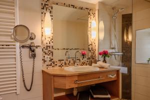 a bathroom with a sink and a mirror at Dienberger Ferienhaus in Untergriesbach +21 photos
