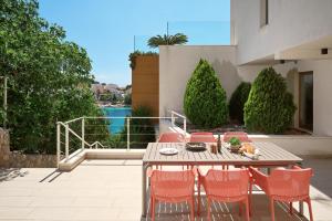 a patio with a table and chairs on a balcony at Aparatment house Gloss Primosten in Primošten
