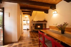 a dining room with a table and a fireplace at Casera Marisa Nevegal in Nevegal