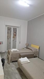 ein Schlafzimmer mit zwei Betten in einem Zimmer in der Unterkunft Casa Lab in Senise