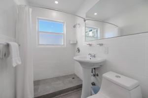 a white bathroom with a sink and a toilet at Studio with Balcony and Parking - M47 in Hollywood