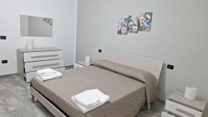 ein Schlafzimmer mit einem Bett, auf dem zwei Handtücher liegen in der Unterkunft Casa Lab in Senise