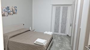 ein Schlafzimmer mit einem Bett, auf dem zwei Handtücher liegen in der Unterkunft Casa Lab in Senise