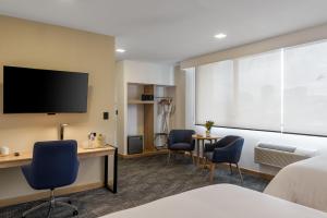 ein Hotelzimmer mit Bett und Flachbildfernseher in der Unterkunft Best Western Plus Hotel Terraza in San Salvador
