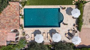 an overhead view of a swimming pool with umbrellas at Maison Casasand Maison d'hôtes de charme in Grasse