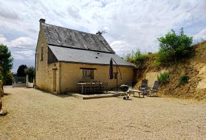 a building with a table and chairs in front of it at Gîte les Huttières in Cravant-les-Coteaux +28 photos