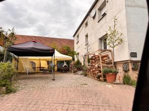 a tent in a courtyard next to a building at Bauernhof Privatzimmer Frei WiFi Gemeinschaftsbad in Hausbreitenbach