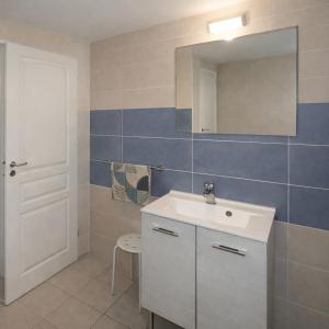 a bathroom with a white sink and a mirror at Appartement Coloquinte-Résidence Les Glycines in Eugénie-les-Bains