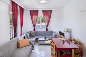 a living room with a couch and a table at Ξενώνας της Αγάπης in Salamina