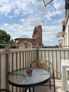 a table and chairs on a balcony with a castle at SWP Plac Solny 4 z klimatyzacją in Głogów