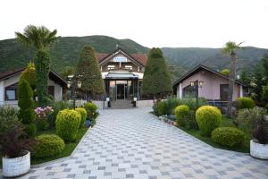a house with a walkway in front of a building at Kompleksi LYHNIDAS in Pogradec
