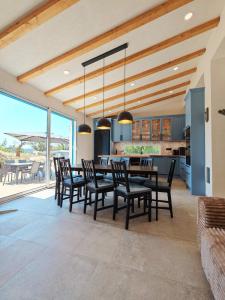 a dining room with a table and chairs at Casa Bellea in Belej