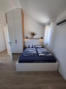 a bedroom with a bed with blue sheets and a window at Casa Bellea in Belej