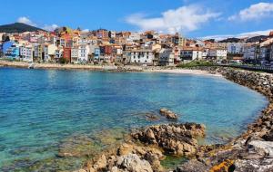 a view of a beach with buildings in the background at Casa de la bis in A Guarda