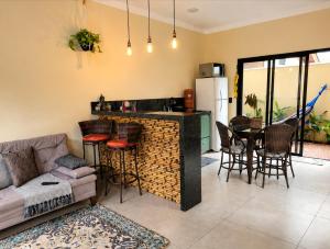 eine Küche und ein Wohnzimmer mit Sofa und Tisch in der Unterkunft BrotasLoft in Brotas