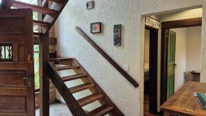 a wooden staircase in a room with a door at Surf a poucos passos do mar, casa com lareira in Garopaba +31 photos