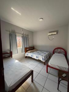 a room with two beds and a window at Paraíso Oculto in Carolina